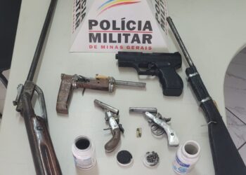 Idoso de 81 anos é preso com arsenal após ameaçar vizinho por disputa de cama