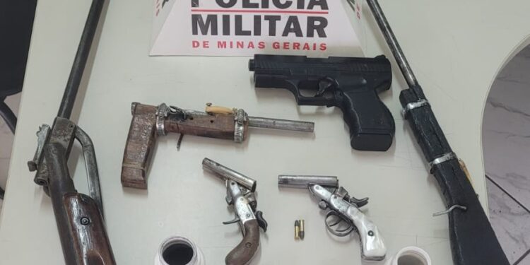Idoso de 81 anos é preso com arsenal após ameaçar vizinho por disputa de cama