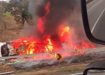 Incêndio após tombamento de carreta mobiliza bombeiros por nove horas na Fernão Dias