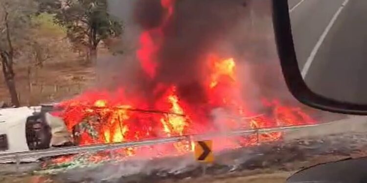 Incêndio após tombamento de carreta mobiliza bombeiros por nove horas na Fernão Dias