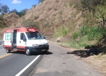 Acidente na rodovia entre carro e motocicleta deixa vítima fatal