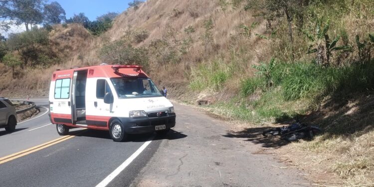 Acidente na rodovia entre carro e motocicleta deixa vítima fatal