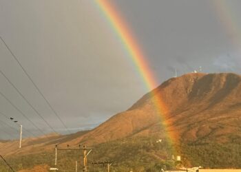 |VÍDEO| Arco-íris chama atenção de moradores em Carmo do Rio Claro após chuva desta quinta-feira