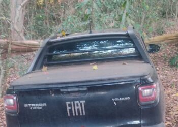 PM recupera caminhonete roubada e mantém cerco contra suspeito