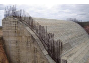 Consórcio cobra retomada de obra da barragem 