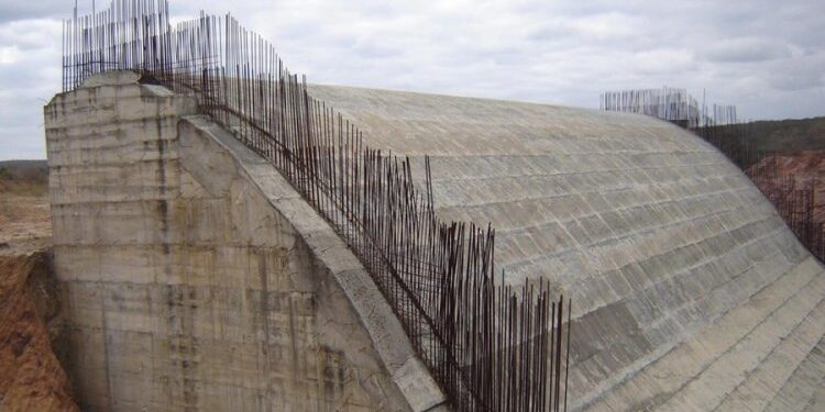 Consórcio cobra retomada de obra da barragem 