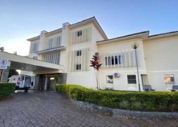 Médica é investigada por uso indevido de cartão de colega em plantão