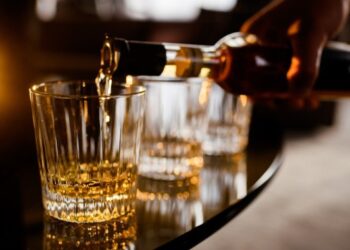 Polícia Civil fecha depósito com 7 mil litros de cachaça ilegal em MG