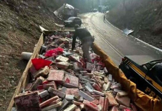 MOTORISTA AZARADO – Carretas colidem e revela carga de mais de 20 MILHÕES em maconha