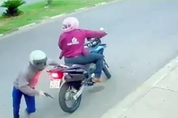 Criminosos usam moto furtada em assalto contra empresa de transporte por aplicativo na cidade de Guaxupé