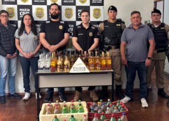 Polícia apreende bebidas clandestinas durante operação em Alpinópolis MG