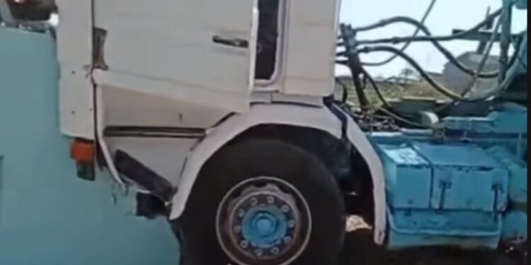 |VÍDEO| Caminhão desgovernado perde freios e atinge muro de residência