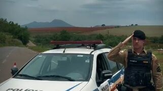 Polícia Militar de Carmo do Rio Claro homenageia policiais mortos em serviço no Rio