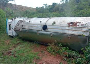|VÍDEO| Caminhão tomba no Morro do Nelson na Petúnia, e moradores denunciam falta de sinalização