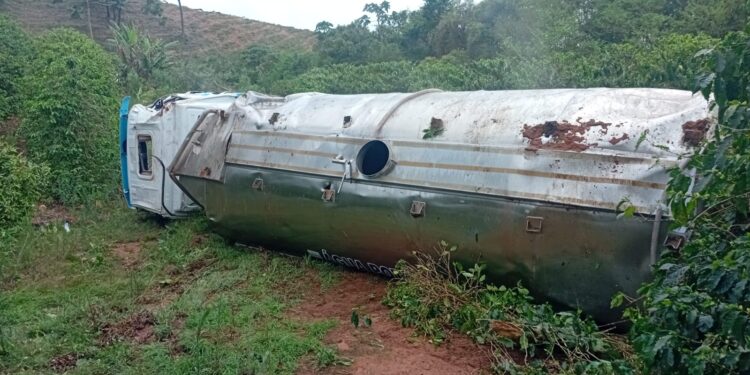 |VÍDEO| Caminhão tomba no Morro do Nelson na Petúnia, e moradores denunciam falta de sinalização