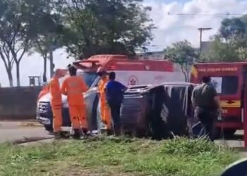 |VÍDEO| Caminhonete CAPOTA em trevo de Alfenas; cinco pessoas ficam feridas