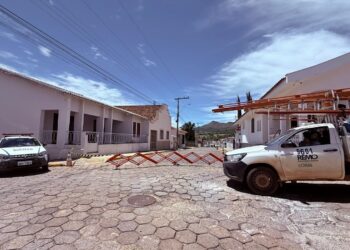 Cabo de energia se rompe no centro de Carmo causando possível risco; PM e Cemig são acionadas