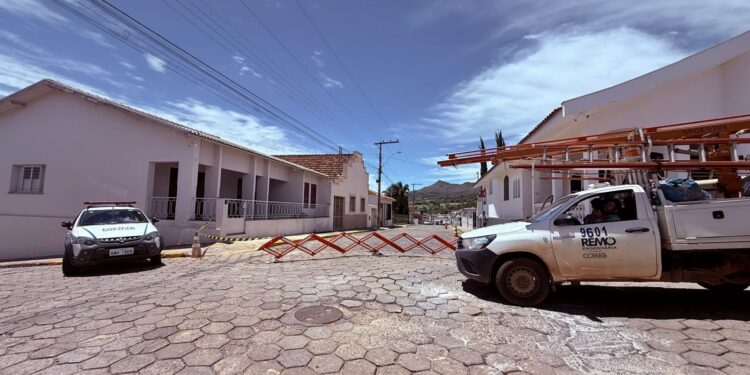 Cabo de energia se rompe no centro de Carmo causando possível risco; PM e Cemig são acionadas