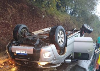 Caminhonete CAPOTA em acidente grave entre Guaxupé e Muzambinho