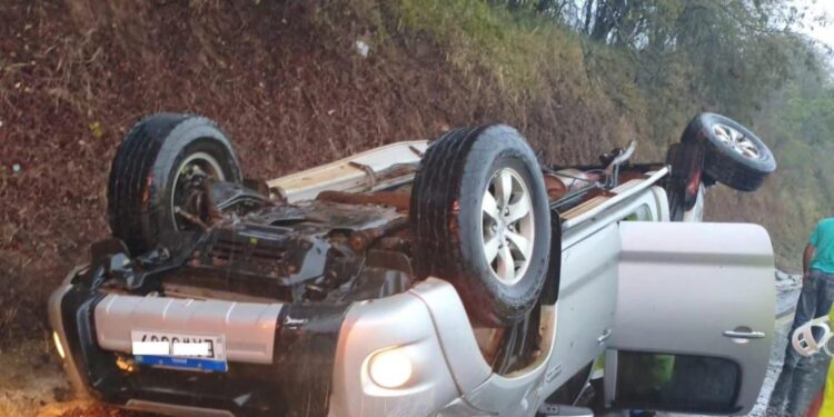 Caminhonete CAPOTA em acidente grave entre Guaxupé e Muzambinho