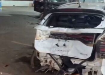 Imagens mostram CARRO DESGOVERNADO bater, deixando três pessoas em estado grave