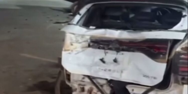 Imagens mostram CARRO DESGOVERNADO bater, deixando três pessoas em estado grave