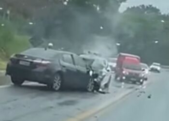 |VÍDEO| Dois carros batem de frente na BR-459 e acionam resgate