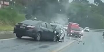 |VÍDEO| Dois carros batem de frente na BR-459 e acionam resgate