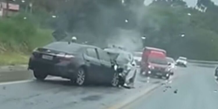 |VÍDEO| Dois carros batem de frente na BR-459 e acionam resgate