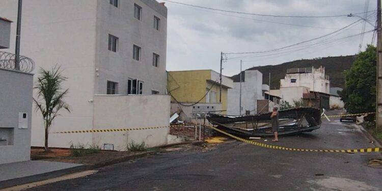 |VÍDEO| Telhados destruídos e árvores caídas: temporal assusta moradores de Carmo, veja relato