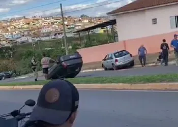VÍDEO | Carro capota após colisão em avenida; motorista teve ferimentos leves