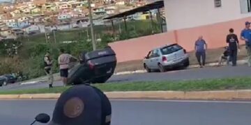 VÍDEO | Carro capota após colisão em avenida; motorista teve ferimentos leves