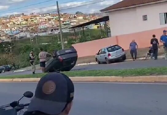 VÍDEO | Carro capota após colisão em avenida; motorista teve ferimentos leves