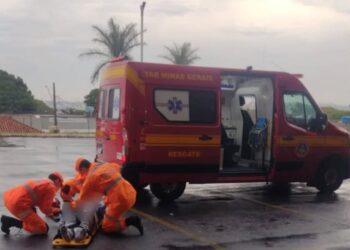 Mulher fica ferida após colisão entre moto e carro em estacionamento de supermercado em Alfenas
