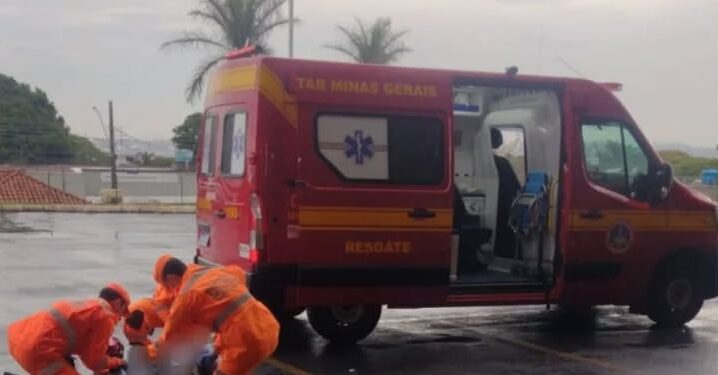 Mulher fica ferida após colisão entre moto e carro em estacionamento de supermercado em Alfenas