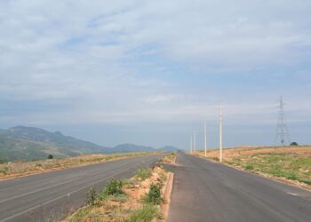 Criança de 11 anos fica gravemente ferida após ser atropelada por moto