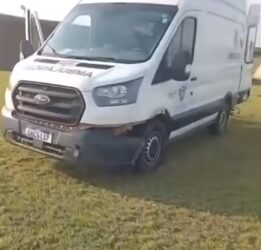 Ambulância sai da pista após motorista perder controle próximo ao trevo de Passos