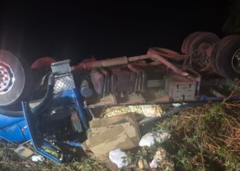 VÍDEO | Imagens impressionantes mostram o destombamento do caminhão que capotou na MG 146
