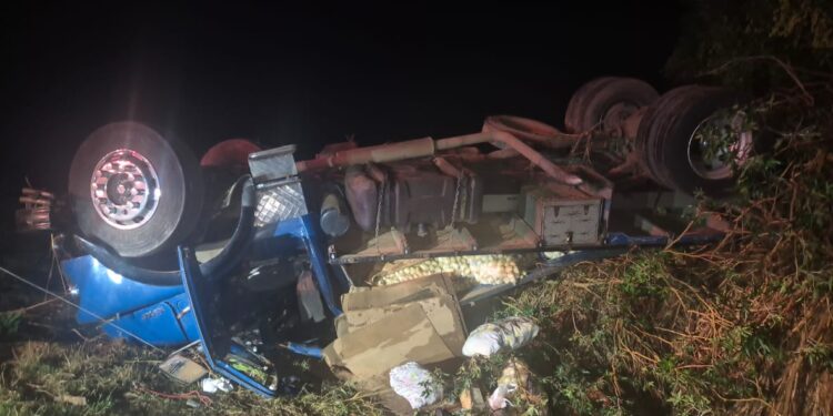 VÍDEO | Imagens impressionantes mostram o destombamento do caminhão que capotou na MG 146