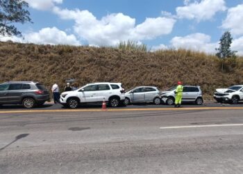 Engavetamento na MGC-491 envolve cinco veículos e deixa um ferido