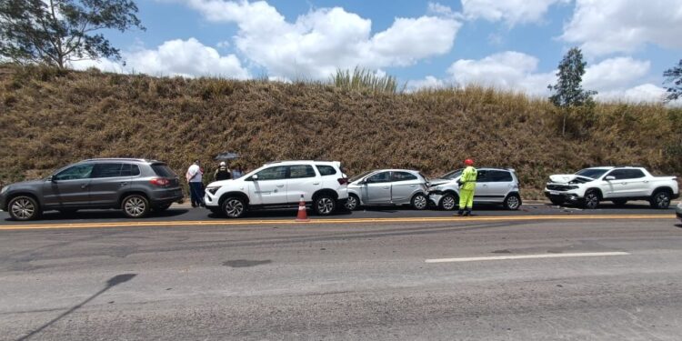 Engavetamento na MGC-491 envolve cinco veículos e deixa um ferido