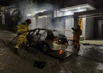 Incêndio destrói veículo durante a madrugada