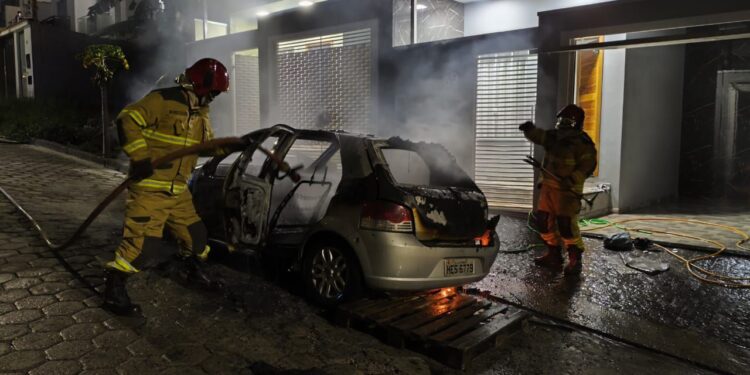 Incêndio destrói veículo durante a madrugada