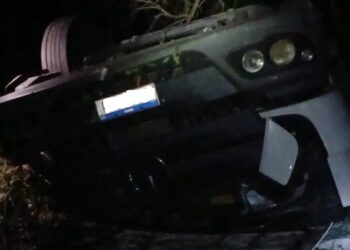 Caminhoneiro morre em capotamento ao transportar morangos no Sul de Minas