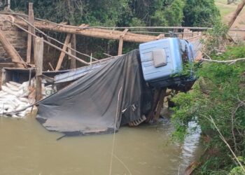 Caminhão com carga de farelo de amendoim tomba em ponte sem manutenção na zona rural