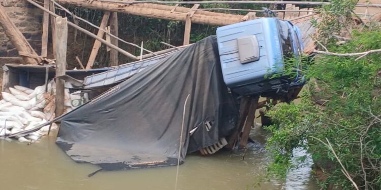 Caminhão com carga de farelo de amendoim tomba em ponte sem manutenção na zona rural