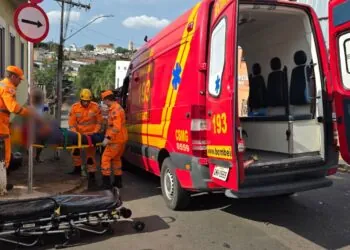 Motociclista fica ferido após colisão entre moto e carro em cruzamento de Alfenas