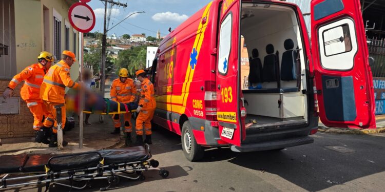 Motociclista fica ferido após colisão entre moto e carro em cruzamento de Alfenas