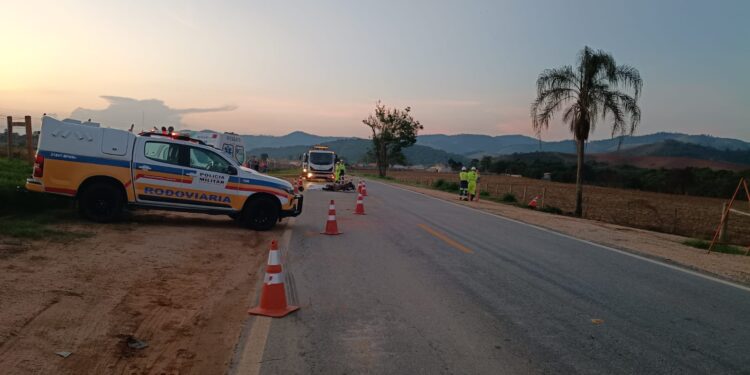 Acidente na MG-290 resulta em morte de passageira de motocicleta