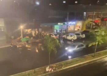 VÍDEO | Carro desgovernado invade área externa de comércio e assusta frequentadores em Passos